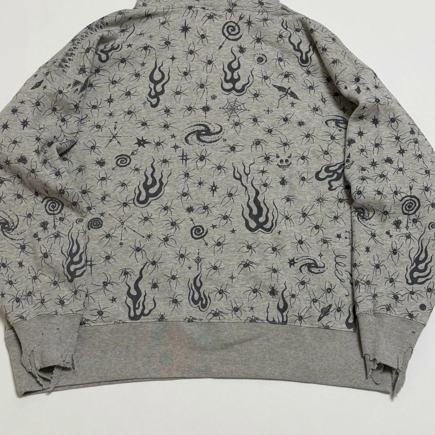 SAINT Mxxxxxx x DR. WOO HOODIE ' Dr.Woo ' /GRY Flame Swirl Spider Web Hoodie Distressed Gray S-XL Custom-woven and dyed nostalgic gray fabric. After printing, the garment is sprayed with potion to cause the fabric to oxidize and fade. A large number of artificial fabric destruction processes are added to make the whole piece of clothing look aged and unique like a work of art. This hoodie is co-branded with a famous tattoo design artist and customized with a full set of Dr.Woo accessories. Bringing you authentic items!